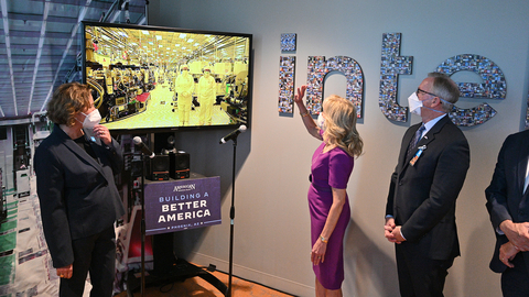 Intel’s Arizona Factory Manager, Zivit Katz-Tsameret, gives First Lady Jill Biden a virtual tour of the company’s Fab 42 hosted by fab technicians Michelle Blackwell and Heather Lions. (Credit: Walden Kirsch/Intel Corporation)